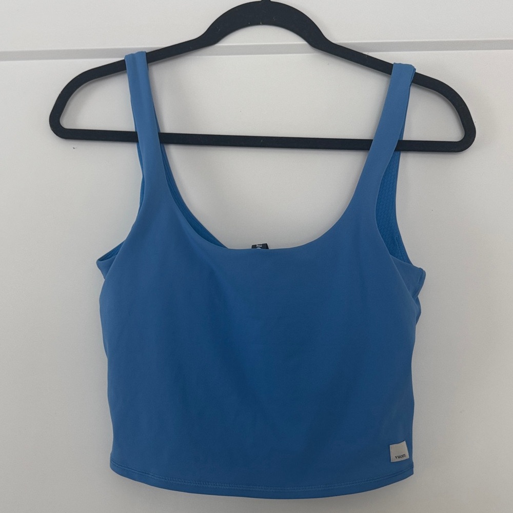 NWOT Vuori daily crop tank - blue medium